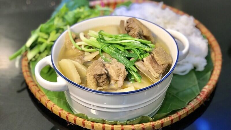 Canh vịt nấu măng thơm ngon