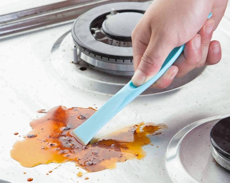 Dùng dao cạo vệ sinh mặt kính bếp ga âm