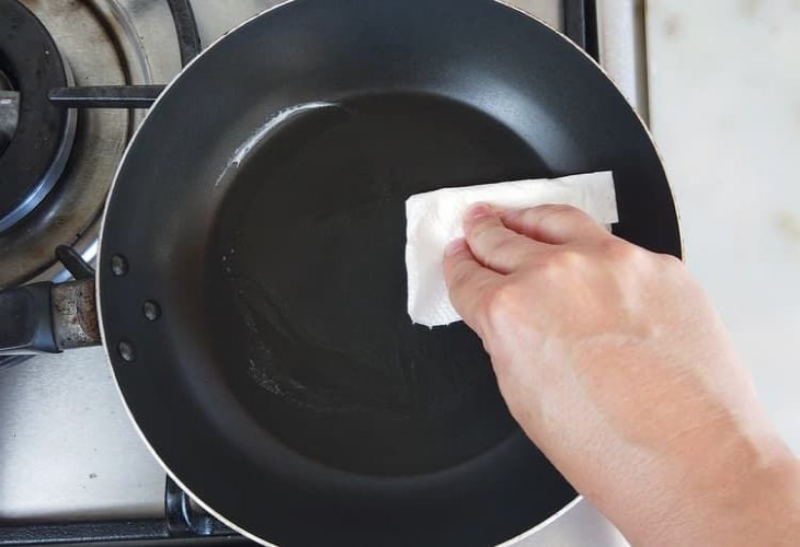 cách rửa chảo chống dính mới mua