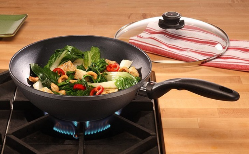 cách sử dụng chảo chống dính mới mua về