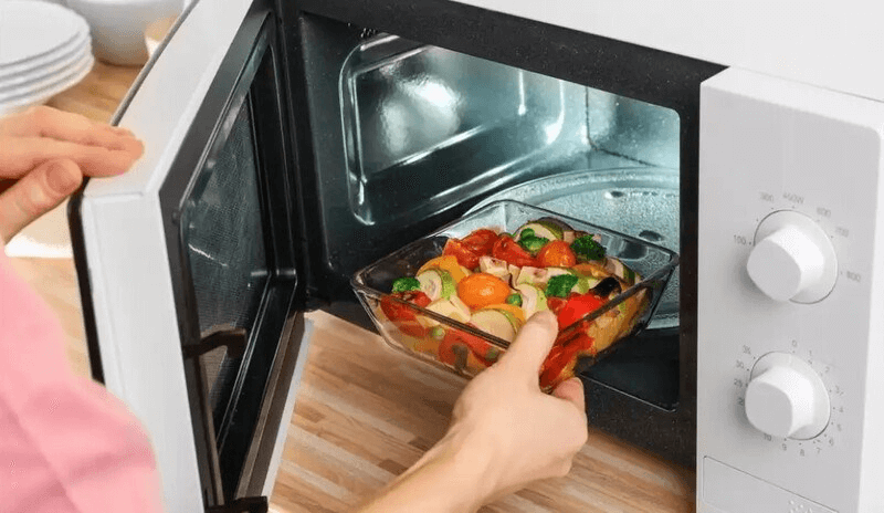 hâm nóng đồ ăn bằng lò vi sóng
