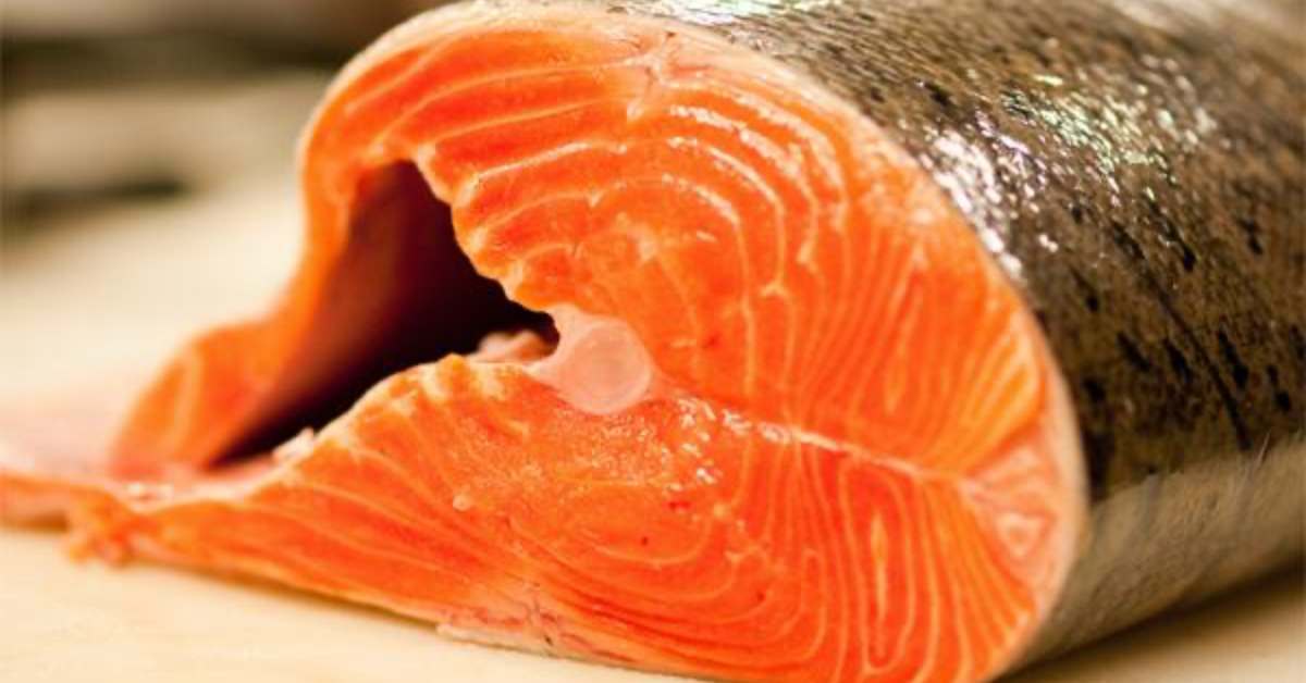 cách rửa cá hồi không bị tanh