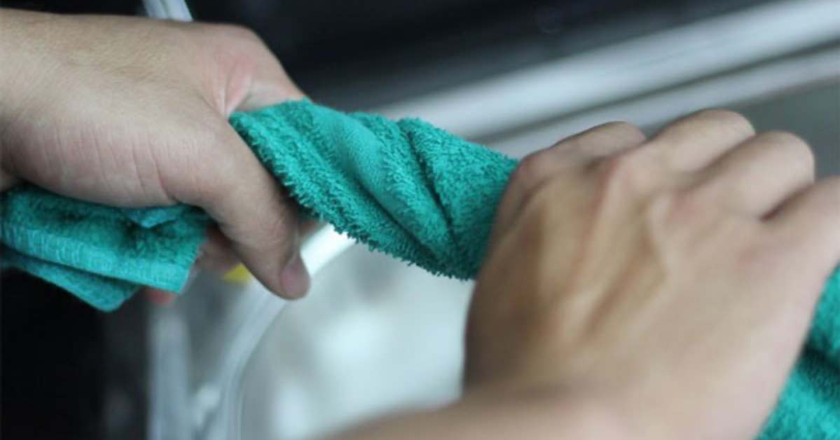 cách làm sạch bếp điện từ