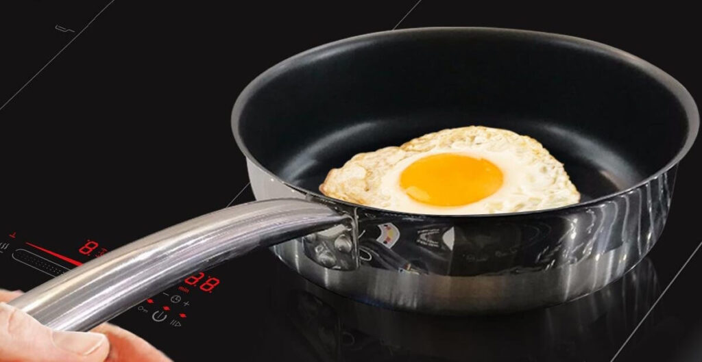 rán trứng bằng bếp từ