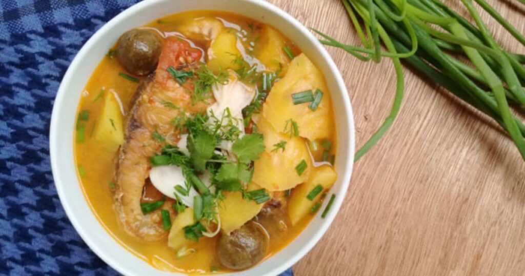cá trắm nấu canh chua dứa