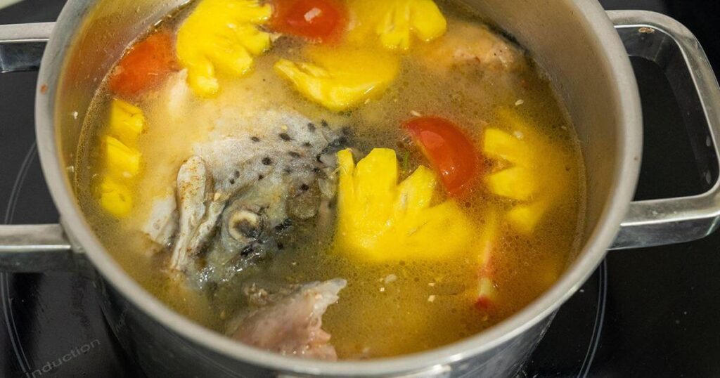cách nấu canh cá hồi với dứa