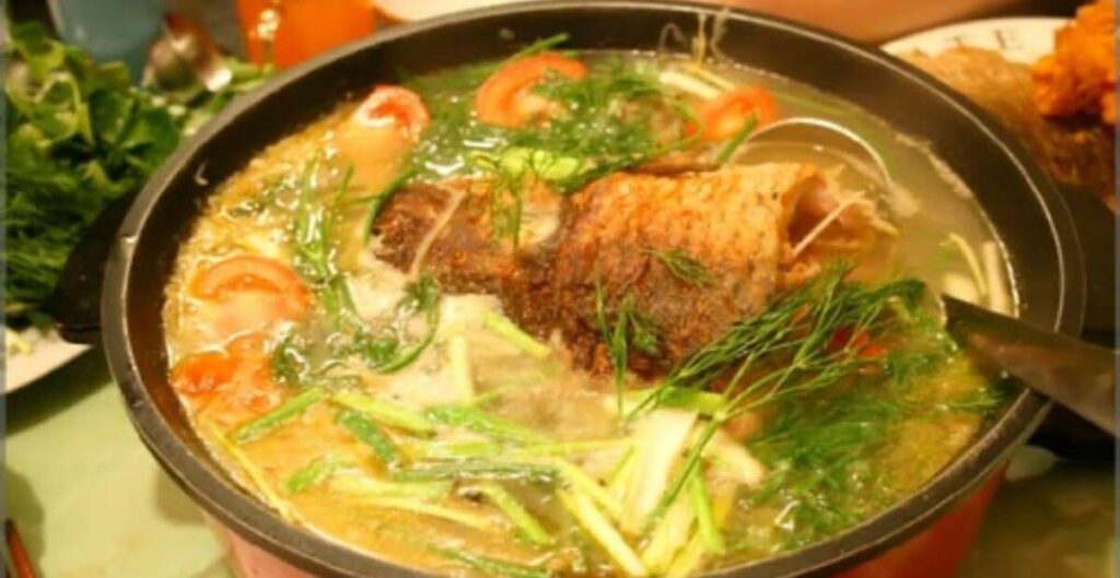 canh cá chép nấu dứa