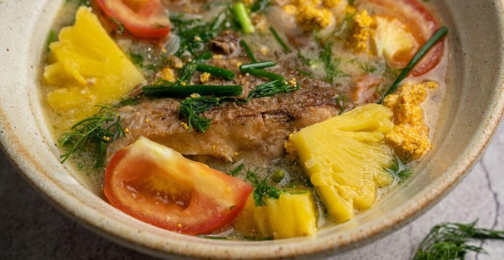 canh chua cá chép nấu dứa