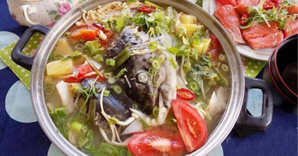 canh chua cá hồi nấu dứa