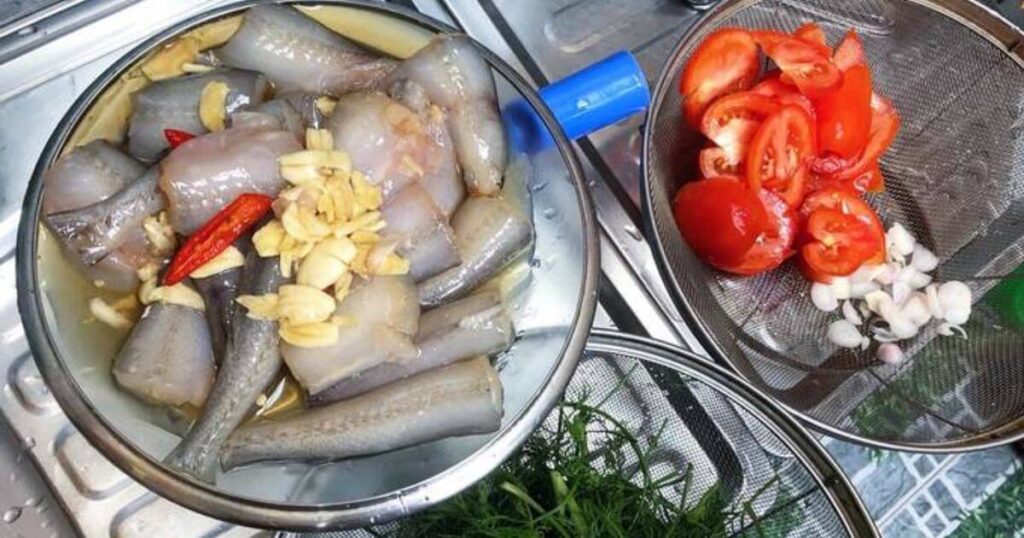 làm canh cá khoai nấu dứa