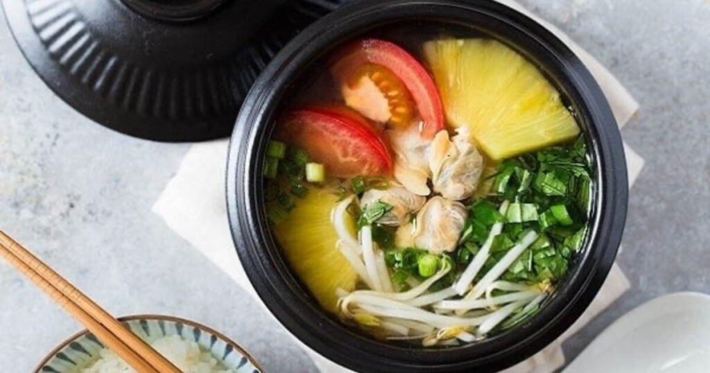 nấu canh ngao chua dứa