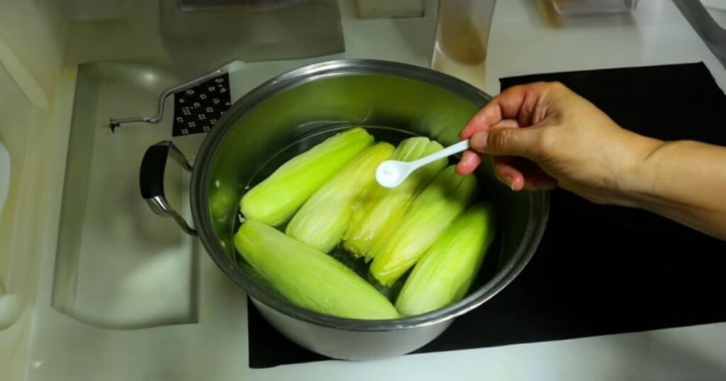 cách luộc ngô bằng bếp từ